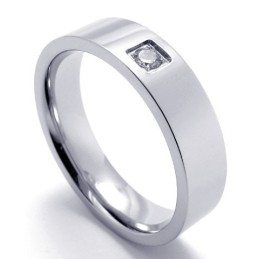 Elegant Form, Färg Och Briljans. Välkänd För Sin Fina Titanring.