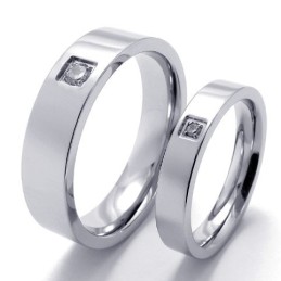 Elegant Form, Färg Och Briljans. Välkänd För Sin Fina Titanring.