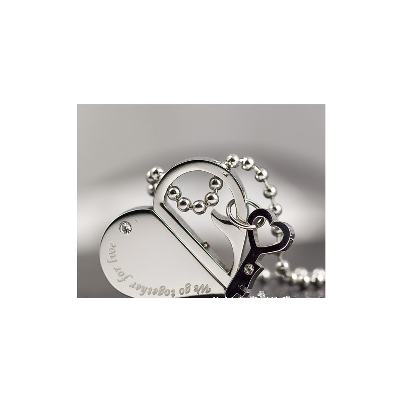 We Go Togethers For Love - Moderiktigt Titanhalsband Med Hänge We Go Togethers For Love - Moderiktigt Titanhalsband Med Hänge