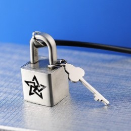 Moderiktigt Femuddigt Stjärnhalsband Med Titanlås