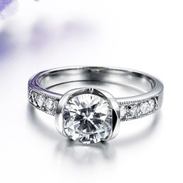 Att Njuta Av Högt Rykte Hemma Och Utomlands Kvinnlig Titanring Med Strass