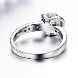 Att Njuta Av Högt Rykte Hemma Och Utomlands Kvinnlig Titanring Med Strass