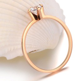 Pålitlig Titanring Av Hög Kvalitet För Älskare Med Strass