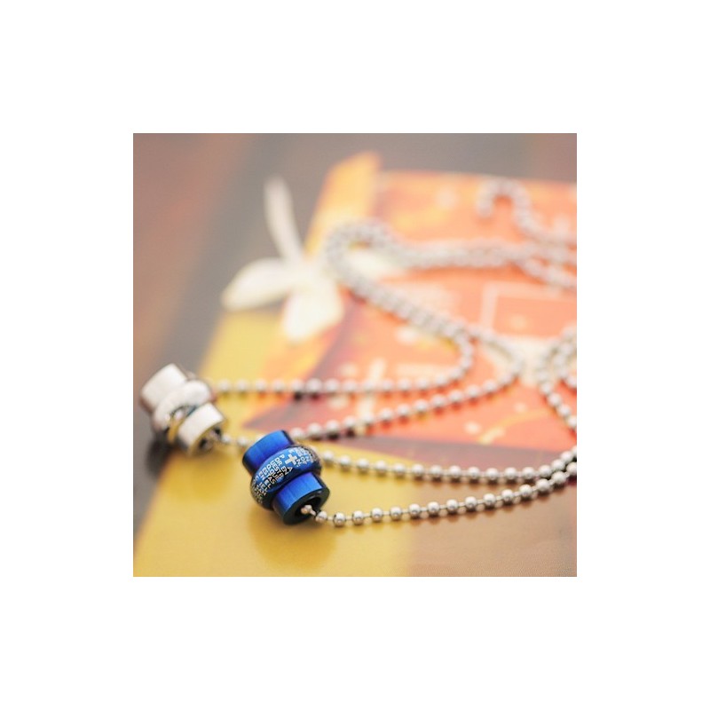 Klassiskt Blått Bibelhalsband Och Hänge I Titan För Par (Ett Par) Klassiskt Blått Bibelhalsband Och Hänge I Titan För Par (Ett Par)