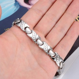 Kvalitets- Och Kvantitetsgaranterat Älsklingstitanarmband Med Diamanter