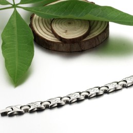 Kvalitets- Och Kvantitetsgaranterat Älsklingstitanarmband Med Diamanter