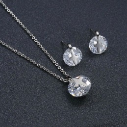 Drottning Av Kvalitet I Titanhalsband Och Örhängen Med Strass