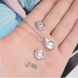 Drottning Av Kvalitet I Titanhalsband Och Örhängen Med Strass