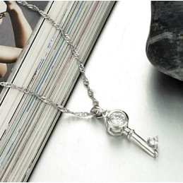 Brett Utbud Av Platinapläterat Titanhalsband Med Strass Och Lås För Kvinnor