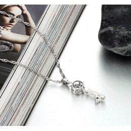 Brett Utbud Av Platinapläterat Titanhalsband Med Strass Och Lås För Kvinnor