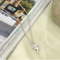 Stabilt Kvalitetshalsband För Kvinnor I Platinaplätering Av Titan Med Diamanter