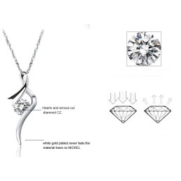 Stabilt Kvalitetshalsband För Kvinnor I Platinaplätering Av Titan Med Diamanter