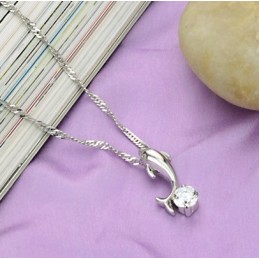 Världsberömt Kvinnligt Delfinformat Platinapläterat Titanhalsband Med Diamanter
