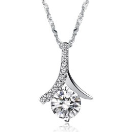 Utmärkt Kvalitetshalsband För Kvinnor I Platinaplätering Med Diamanter I Titan