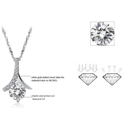 Utmärkt Kvalitetshalsband För Kvinnor I Platinaplätering Med Diamanter I Titan