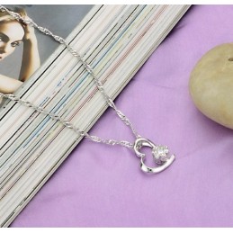 Stabilt Kvalitetshalsband För Kvinnor I Platinaplätering Av Titan Med Diamanter
