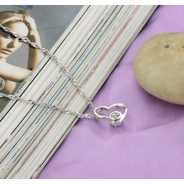 Stabilt Kvalitetshalsband För Kvinnor I Platinaplätering Av Titan Med Diamanter