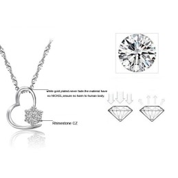 Stabilt Kvalitetshalsband För Kvinnor I Platinaplätering Av Titan Med Diamanter