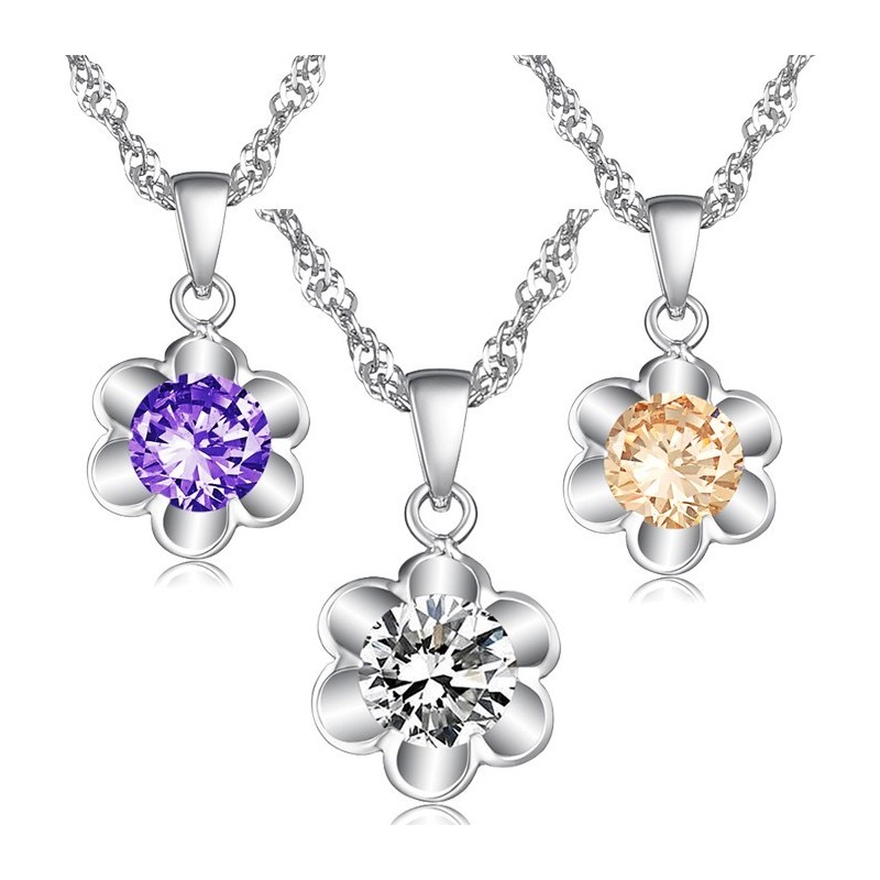 Drottningen Av Kvalitet Kvinnligt Halsband I Ren Platinaplätering I Titan Med Diamanter Drottningen Av Kvalitet Kvinnligt Halsband I Ren Platinaplätering I Titan Med Diamanter