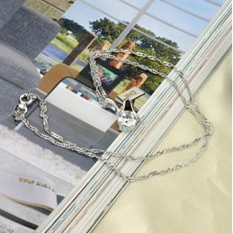 Högkvalitativt Retrohalsband I Platinapläterat Titan För Kvinnor