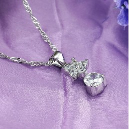 Drottningen Av Kvalitet, Kvinnlig Stjärna, Platinapläterat Titanhalsband Med Strass