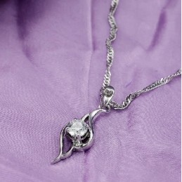 Högkvalitativt Halsband I Titan Med Fjäderform Och Platinaplätering För Kvinnor