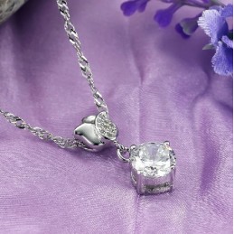 Drottningen Av Kvalitet, Kvinnligt Rosformat Platinapläterat Titanhalsband Med Strass