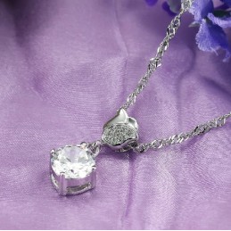 Drottningen Av Kvalitet, Kvinnligt Rosformat Platinapläterat Titanhalsband Med Strass