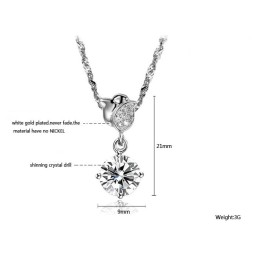 Drottningen Av Kvalitet, Kvinnligt Rosformat Platinapläterat Titanhalsband Med Strass