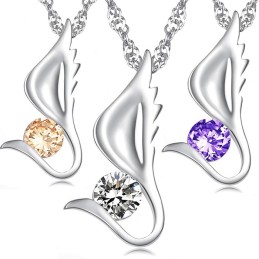 Drottningen Av Kvalitet, Vingformat Halsband I Platinapläterat Titan Med Diamanter För Kvinnor
