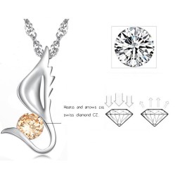 Drottningen Av Kvalitet, Vingformat Halsband I Platinapläterat Titan Med Diamanter För Kvinnor