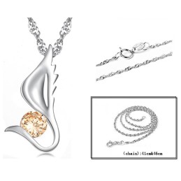 Drottningen Av Kvalitet, Vingformat Halsband I Platinapläterat Titan Med Diamanter För Kvinnor