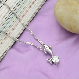 Kvalitets- Och Kvantitetsgaranterat Halsband I Platinapläterad Titan Med Diamanter För Kvinnor