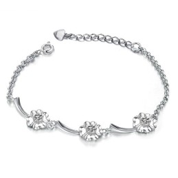 Pålitligt Prestandaförvarande Platinapläterat Titanarmband För Kvinnor Med Klöverform Och Diamanter