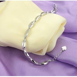 Drottningen Av Kvalitet, Platinapläterat Titanarmband Med Diamanter För Kvinnor