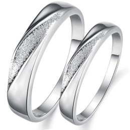 Brett Sortiment Av Skrubbplatinpläterad Titanring För Älskare
