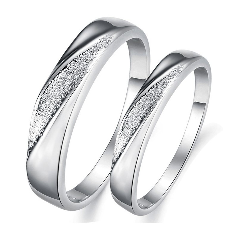 Brett Sortiment Av Skrubbplatinpläterad Titanring För Älskare Brett Sortiment Av Skrubbplatinpläterad Titanring För Älskare
