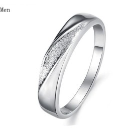 Brett Sortiment Av Skrubbplatinpläterad Titanring För Älskare