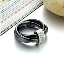 Världsomspännande Svart Volframkeramisk Ring Med Strass