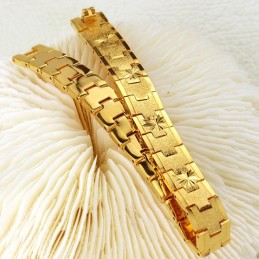 Välkänd För Sitt Fina Damarmband I 18 Karat Guld