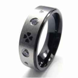 Fyrklöverring Med Diamanter Och 6 Mm Titaninläggning