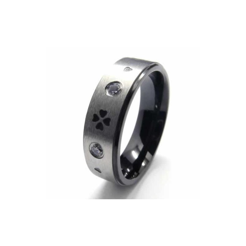 Fyrklöverring Med Diamanter Och 6 Mm Titaninläggning Fyrklöverring Med Diamanter Och 6 Mm Titaninläggning