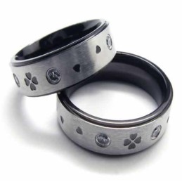 Fyrklöverring Med Diamanter Och 6 Mm Titaninläggning
