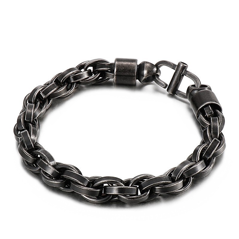 Herrhalsband Med Ovalt Vridet Mönster Och Solburstspänne I Titan Herrhalsband Med Ovalt Vridet Mönster Och Solburstspänne I Titan