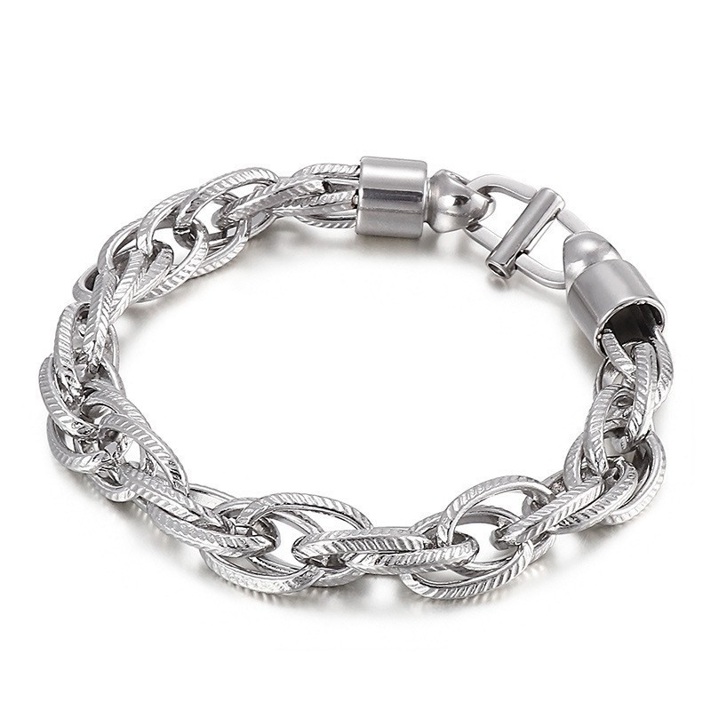 Herrhalsband Med Ovalt Vridet Mönster Och Solburstspänne I Titan Herrhalsband Med Ovalt Vridet Mönster Och Solburstspänne I Titan