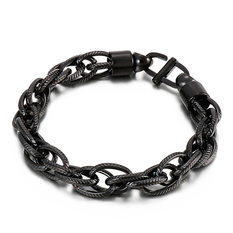 Herrhalsband Med Ovalt Vridet Mönster Och Solburstspänne I Titan Herrhalsband Med Ovalt Vridet Mönster Och Solburstspänne I Titan