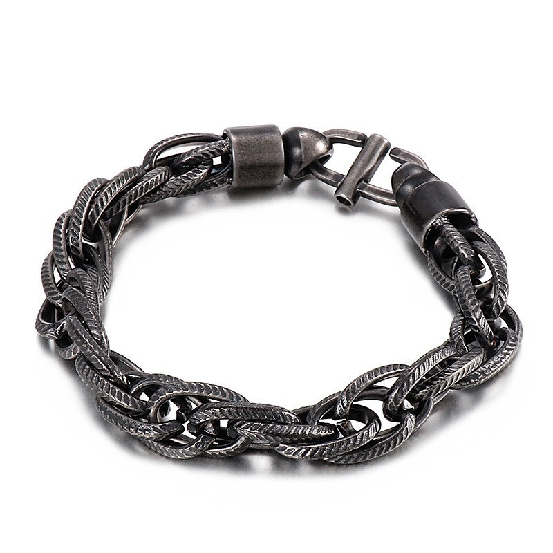 Herrhalsband Med Ovalt Vridet Mönster Och Solburstspänne I Titan Herrhalsband Med Ovalt Vridet Mönster Och Solburstspänne I Titan