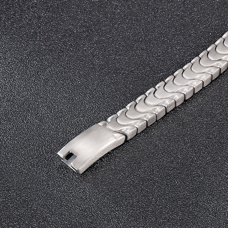 Moderiktigt Titanarmband För Män Med Sandyta Moderiktigt Titanarmband För Män Med Sandyta