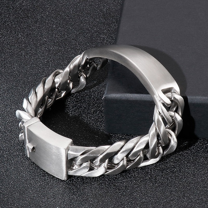 Chic Gotisk Rockstil Sandface Böjd Märkesarmband I Titan För Män Chic Gotisk Rockstil Sandface Böjd Märkesarmband I Titan För Män