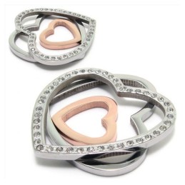 Moderiktigt Halsband Med Tre Hjärtformade Diamanter I Titan